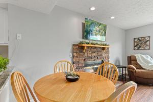 加特林堡Deer Ridge Mountain Resort A201的一间带木桌和壁炉的用餐室