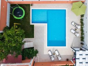尼亚卢卡Apartment Dionis Domus的享有房子游泳池的顶部景色