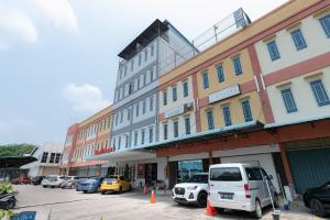 巴淡岛中心邦加拉亚街红门旅馆的停在大楼前停车场的白色货车