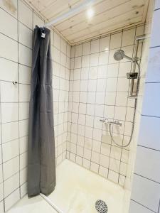 腓特烈港aday - Blue Sea apartment with balcony的浴室内配有黑色淋浴帘和淋浴