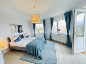 腓特烈港aday - Blue Sea apartment with balcony的一间卧室设有一张床和一个大窗户