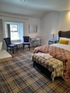 阿尔恩茅斯 纵帆船酒店的酒店客房带一张床、一张桌子和椅子
