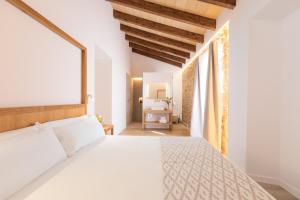 阿尔库迪亚Petit Palau Alcudia - Adults Only的卧室配有白色的床和窗户。