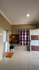 珍南海滩Cenang Room Rahsia Motel的客厅设有水槽和窗户