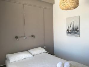 利瓦迪奥Cristi Rooms的一间卧室配有一张床和一个吊灯