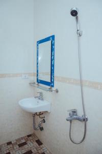 河江Hoan Hao Hotel的一间带水槽和镜子的浴室