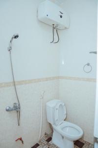 河江Hoan Hao Hotel的一间带卫生间和淋浴的浴室。