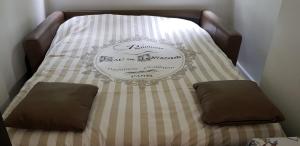巴黎AUTEUIL PASSY的床上有2个枕头