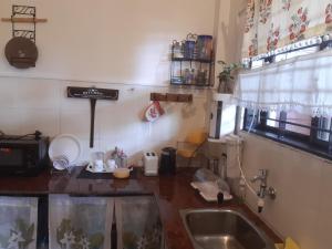 马迪凯里Cornwall for Couple的厨房配有水槽和台面