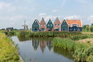 福伦丹Marinapark Volendam的河边一排色彩缤纷的房屋