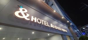 釜山Hotel Andrest的建筑物一侧的标志