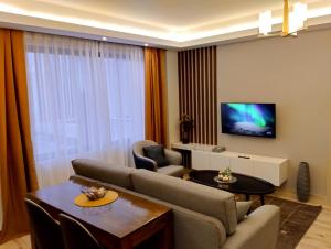 内罗毕Elegant and comfy apartment in Westlands, Nairobi的带沙发和电视的客厅