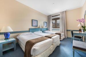 马德里格兰大道埃斯帕酒店的酒店客房设有两张床和窗户。