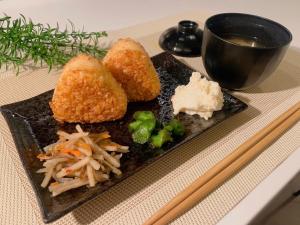 东京plat hostel keikyu minowa forest的油炸食品和饮料的盘子
