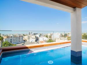 拉纳卡Leonardo Boutique Hotel Larnaca的享有城市景致的游泳池