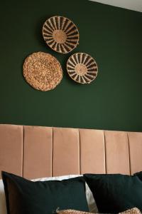 KillingbeckKandaka-Specious Stylish Home - Suitable for Contractors的挂在床上方绿色墙上的三块板