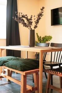 KillingbeckKandaka-Specious Stylish Home - Suitable for Contractors的一张木桌,上面有花瓶