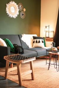 KillingbeckKandaka-Specious Stylish Home - Suitable for Contractors的客厅配有沙发和桌子