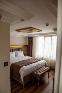 伊斯坦布尔Blue Zerzevan Konak Hotel的一间设有大床和窗户的酒店客房