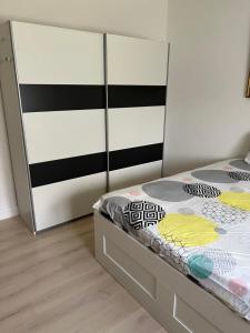 布兰肯贝赫Villa Jean的一间卧室配有一张黑白条纹的床