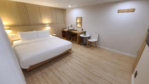 釜山Hotel Andrest的配有一张床和一张书桌的酒店客房