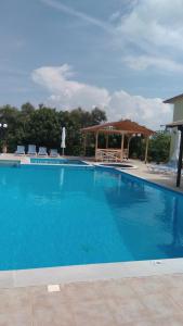 苏卡雷斯Amarandos Studios with swimming pool by Imagine Lefkada的一个带凉亭的大型蓝色游泳池