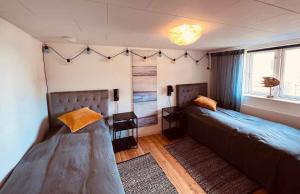 斯泰厄Stege Torv Family Apartment的一间卧室设有两张床和窗户。