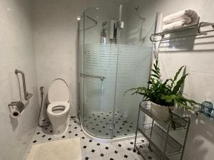 曼谷Cozycomo Bangkok的带淋浴的浴室以及带玻璃门的卫生间。