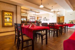 雷吉维兹Hotel Franz的一间设有红色桌椅的用餐室