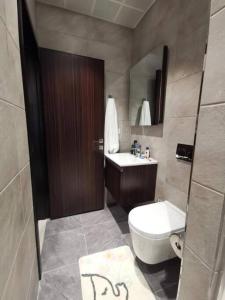 阿克拉Intimate Studio Apartment - Mirage Residence的浴室配有白色卫生间和盥洗盆。