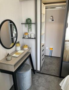 帕兹托Bailey Lodge的浴室配有带镜子的梳妆台和盥洗盆