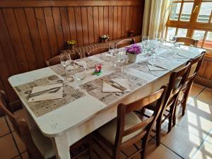 利亚沃尔西HOTEL LAMOGA的长桌,上面有眼镜和餐巾