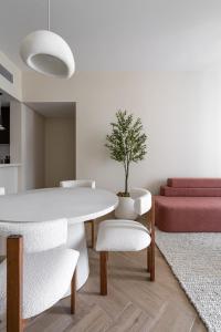 迪拜TH-Homes scandinavia interior 1 BR at Wasl 1的客厅配有白色的桌子和椅子
