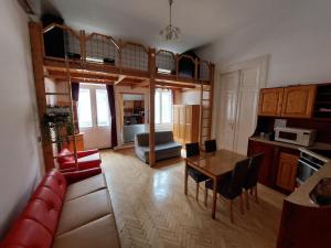 布达佩斯泽内斯豪斯公寓的客厅配有沙发和桌子。