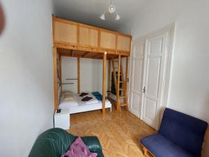 布达佩斯泽内斯豪斯公寓的一间小房间,房间内设有一张双层床
