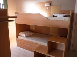 布鲁塞尔斯利普维尔青年旅馆的一间客房内配有两张双层床的房间