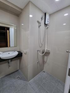 曼谷Tiara Place的带淋浴和盥洗盆的浴室