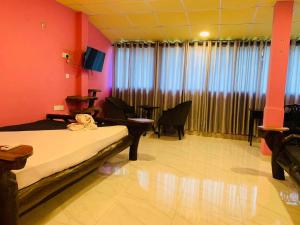 蒂瑟默哈拉默Yala Bay Holiday Resort的配有床、椅子和电视的房间