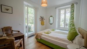 曼德洛德拉廖Villa Monte Bianco的一间卧室设有一张大床和一个窗户。