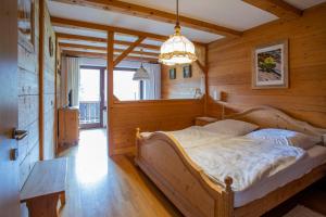 柯尼希斯湖畔舍瑙Waldhauser Hof的一间卧室配有一张床和一个吊灯