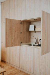托雷德尔马尔Rincon 13 - Mares的一个带木制橱柜和水槽的厨房