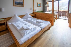柯尼希斯湖畔舍瑙Waldhauser Hof的一间卧室配有一张带白色床单的大床