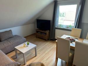 Gammendorf弗赖塔格度假公寓的客厅配有沙发和桌子