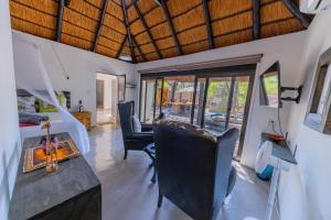 玛洛斯帕克African Sky Villas的客房设有一张床、一张桌子和椅子。