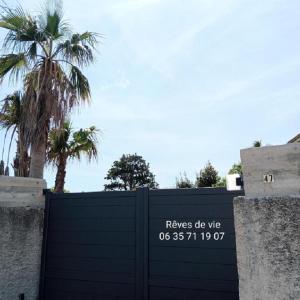 卡西斯Rêves de vie Studio avec terrasse le Figuerolles的带有反向使用标志的黑色门