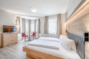 基希比希尔Gasthof Schroll的酒店客房设有两张床和电视。