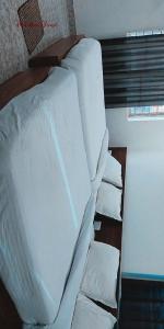 王舍城Hotel Shree Krishna Palace的双层床配有白色床单和枕头