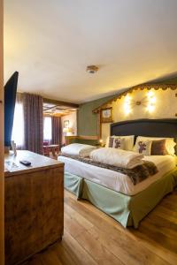 布勒伊-切尔维尼亚布卡奈维酒店的一间酒店客房,房间内设有两张床