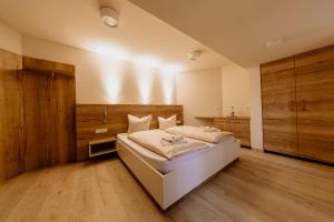 库洛特拉森Bergpension Laasen Perle Rathen的一间卧室配有一张带木制家具的大床