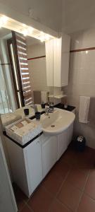 Villanova dʼAstiAppartamento Lucia的浴室设有白色水槽和镜子